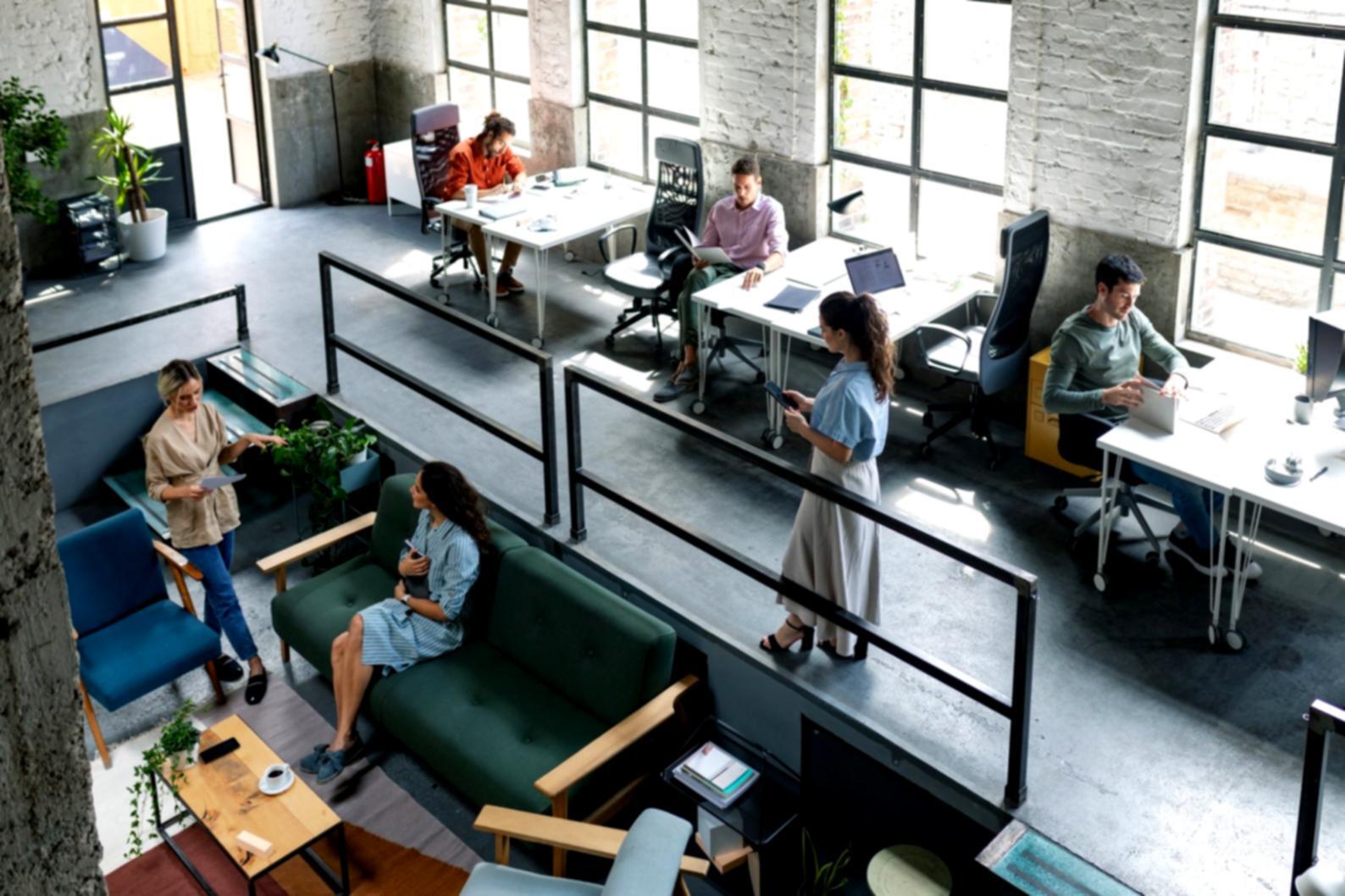 Espacio de trabajo con análisis financiero y documentación